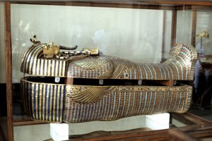 ファラオトゥテンカメンの黄金の石棺、紀元前1325年 作： Unbekannt