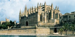 ゴシック美術：パルマ・デ・マリョルカの聖マリア大聖堂の眺め。1260-1630年、パルマ・デ・マリョルカ（マヨルカ島）、スペイン 作： Unbekannt