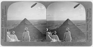 ギザのピラミッド上空のグラーフ・ツェッペリン、1930年頃（ステレオグラフ 作： Unbekannt