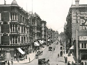 1895年、米国サンフランシスコのマーケットストリートから北を向いたグラントアベニュー。 作： Unbekannt