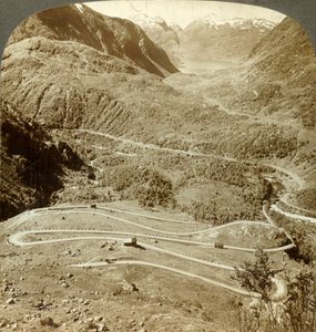 Dyreskard Pass-西からノルウェーのRoldal Lakeまで下る道路のジグザグのループ。c1905。 作： Unbekannt