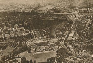 ウェストミンスターの水辺の緑の森林地帯：複葉機の翼の下のハイドの荘園の一部、 作： Unbekannt