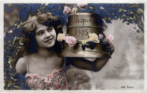 イースターのグリーティングカード：ベルの横でポーズをとる笑顔の少女 - 1905年のポストカード 作： Unbekannt