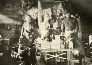 夏の小屋のグループ：ミシンでのジョイス、1908年、1909年。 作： Unbekannt