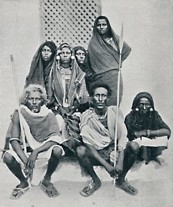 イタリアの港、エリトリア、アッサブ湾からのダナキルの男性と女性のグループ、1912 作： Unbekannt