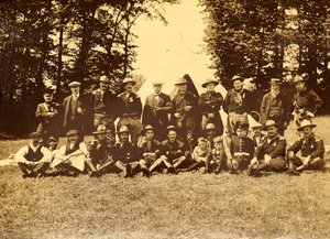 ティピの前で制服を着た男性のグループ、バッキンガムシャー、1913年。 作： Unbekannt