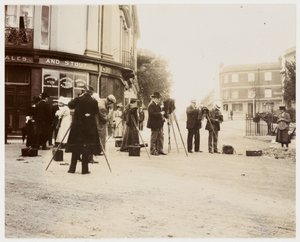 "ストリートで写真を撮るフォトグラファーのグループ" 作： Unbekannt