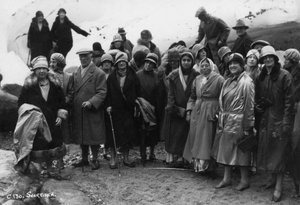 1929年、ノルウェー北部のスヴァルティセンを訪れる観光客のグループ 作： Unbekannt