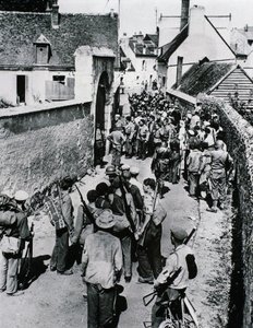 家の中で武器の配布を待つフランスのレジスタンスのグループ（1944年7月）（モノクロ写真 作： Unbekannt