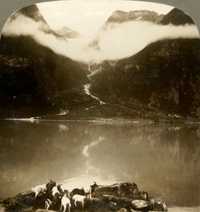 漂流する雲の上に輝くグリテレイド氷河、ノルウェー、c1905、穏やかなオルデン湖。 作： Unbekannt