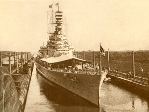 ヨーク公爵と公爵夫人が乗船したパナマ運河を通過するHMSレナウン、c1930 作： Unbekannt
