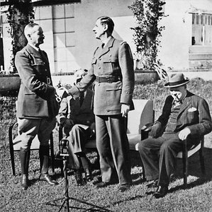 1943年1月、1945年1月のカサブランカ会議中のアンリジローとドゴール 作： Unbekannt