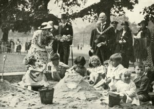 彼女の陛下...、古い鋳造病院のサイトの新しい遊び場で、1936年、1937年。 作： Unbekannt