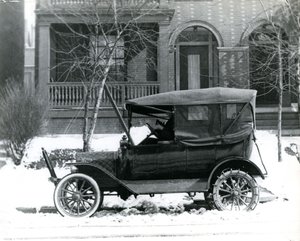 4139 McPherson, St.Louis, Moの自宅前で1916年型フォードを駆るHermann von Schrenk。 作： Unbekannt