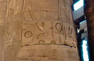 紀元前14〜13世紀、エジプトのカルナック神殿の柱に刻まれた象形文字 作： Unbekannt
