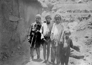 山岳民族の子供たち、チャクラタ、1917年 作： Unbekannt