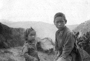 山岳民族の子供たち、チャクラタ、1917年 作： Unbekannt