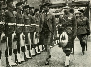 1935年8月にパースでブラックウォッチの名誉の警備員を検査した陛下。 作： Unbekannt