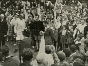 サウスウォルドのボーイズキャンプでの陛下、1937年。
