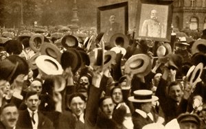 Hoiser the Kaiser !: 1913年8月4日、1933年8月4日、ドイツ、ベルリンの路上で歓声を上げる群衆。 作： Unbekannt