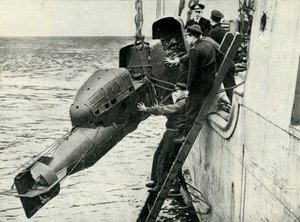 第二次世界大戦、1945年、戦車に搭載された有人魚雷を引き上げた。