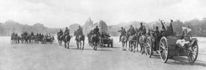 1914年8月、フランスのベルサイユ宮殿を通過した馬車砲 作： Unbekannt