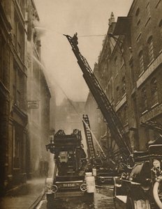 ロンドン消防隊が敵とどのように対決するか、c1935。 作： Unbekannt