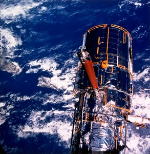 地球上のハッブル宇宙望遠鏡 作： Unbekannt