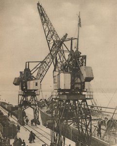 ティルバリーの巨大な移動式クレーンが船倉から貨物を揺らす、c1935。