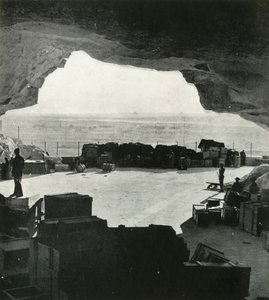 巨大な防爆店と修理店が洞窟から作られた、c1942-1943、1945。 作： Unbekannt
