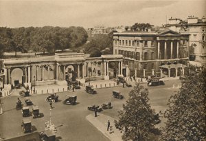 ハイドパークコーナー。ロイヤルパークに続くトリプルアーチウェイがあり、アプスリーハウス、c1935を展示しています。 作： Unbekannt