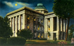 ノースカロライナ州議会議事堂のライトアップされた夜景、ローリー、ノースカロライナ州、1942年。 作： Unbekannt