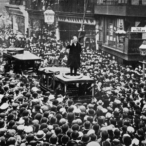 総選挙で彼はマンチェスターで敗北したが、ダンディー、1908年、1945年に戻った。 作： Unbekannt