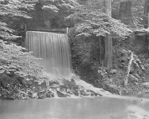 アメリカ、フィラデルフィア近くのダービークリークにある独立滝、c1900。 作： Unbekannt
