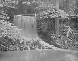 フィラデルフィア近郊のダービークリークにある独立滝、c1897。 作： Unbekannt