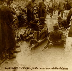 1917年北フランス、ベルダンのフロイドテール、救急現場で負傷した兵士 作： Unbekannt
