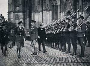ケルン大聖堂のふもとの軍隊の検査、1919年、1945年 作： Unbekannt