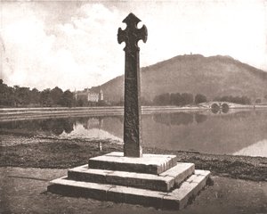インヴァレァリー城とケルト十字、スコットランド、アーガイル、1894。