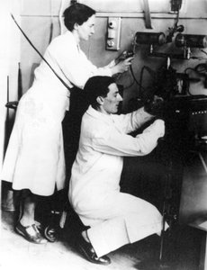 イレーヌ・ジョリオ・キュリーとフレデリック・ジョリオ（フランスの物理学者）、1935年頃