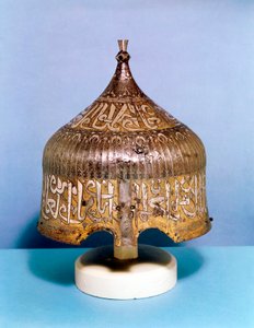 15世紀のトルコのマムルーク、カリグラフィのシルバーダマスセニング装飾が施された鉄製のヘルメット