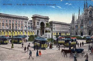 イタリア、ミラノ：ヴィクトル・エマニュエル(Victor-Emmanuel)ギャラリー(Galleria Vittorio Emanuele)の間のドゥオモ広場と凱旋門を走るトラム - 19世紀後半の絵葉書 作： Unbekannt
