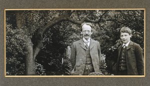 J.J.トムソンと息子のジョージ（1909年頃 作： Unbekannt