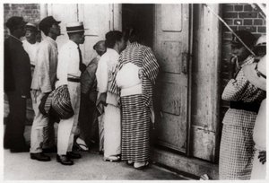 ツェッペリン格納庫を覗く日本人の群衆、霞ヶ浦、日本、1929 1933 作： Unbekannt