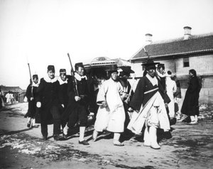 兵士の護衛付きの日本当局、韓国、c1900 作： Unbekannt