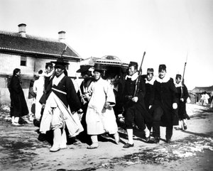 日本の役人と兵士、韓国、1900 作： Unbekannt
