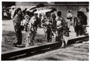 ツェッペリン格納庫の日本人女性、霞ヶ浦、1929 1933 作： Unbekannt