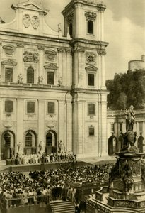 イェダーマンはオーストリア、ザルツブルクのザルツブルク大聖堂の前で演じました（c1935）。 作： Unbekannt