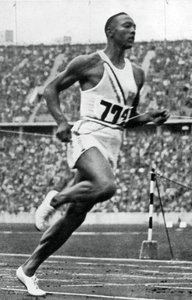 1936年ベルリンオリンピックの100mの終わりにジェシーオーエンス