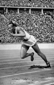 1936年ベルリンオリンピックの200メートルの初めにいるジェシーオーエンス