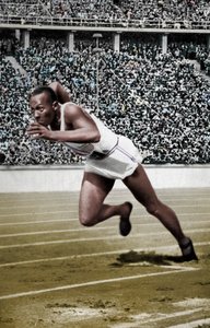 1936年ベルリンオリンピックの200メートルの初めにいるジェシーオーエンス 作： Unbekannt